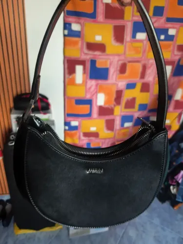 Bolsa de ombro preta com design moderno