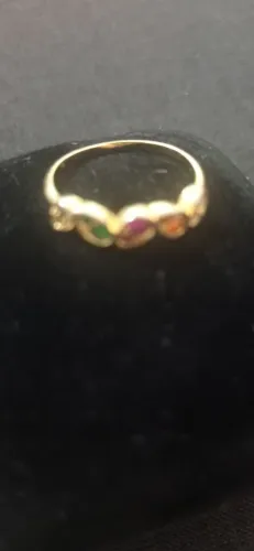 Anel delicado com pedras coloridas