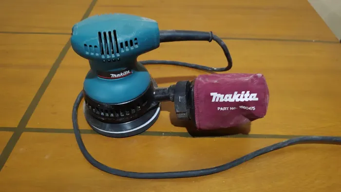 Lixadeira roto orbital Makita BO5010. 127v 240w