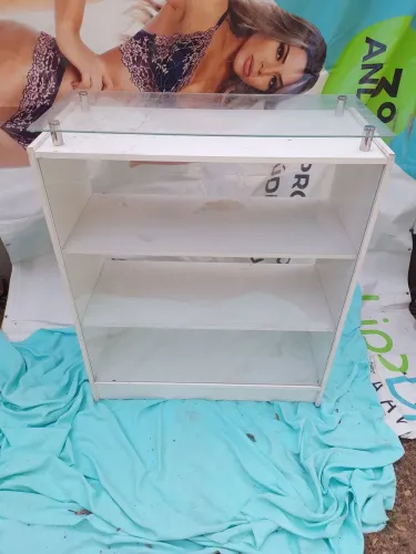 Expositor em MDF Tx e vidro incolor na frente, na cor branca.