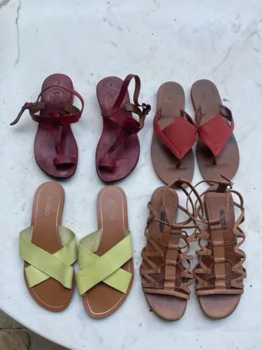 Conjunto de Sandálias de Couro