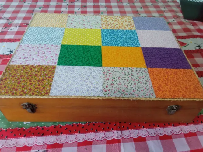Linda caixa de madeira patchwork 