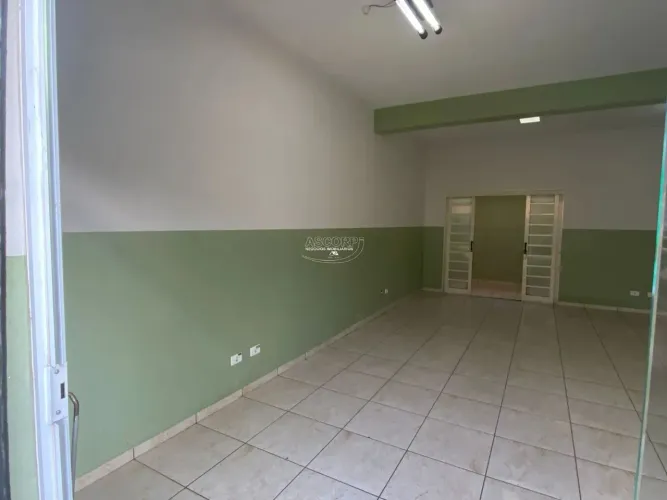 Salão comercial para alugar no bairro Vila Rezende, Piracicaba.