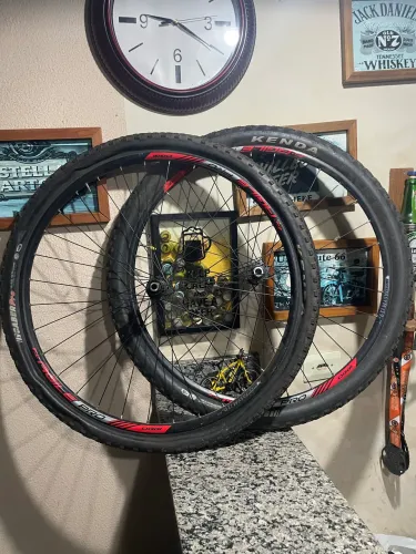 Par de rodas originais da agile pro vai com pneu