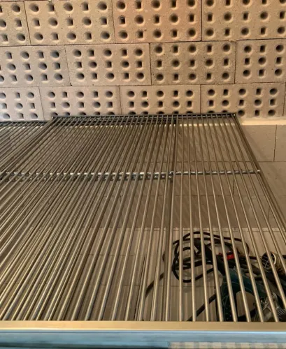 Revestimento Aço Inox com grelhas e espetos