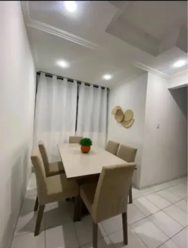 Vendo mesa com 6 cadeiras 