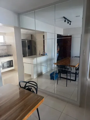 Box para banheiro, espelhos, gabinete para pias, portas sobre trilhos etc..