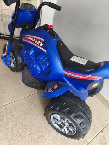 Moto elétrica infantil 12V 2 marchas Bandeirantes