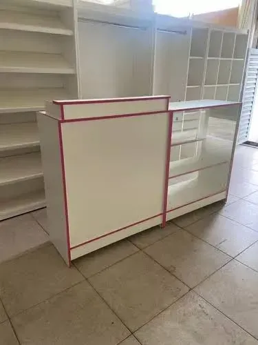 Balcão caixa + balcão vitrine MDF branco com fita rosa 