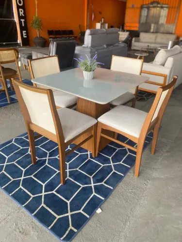 Mesa com 4 cadeiras de madeira 