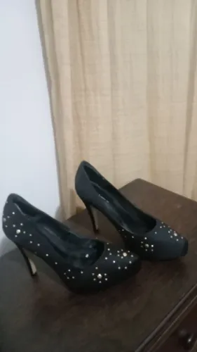 Sapato preto detalhes dourados 37