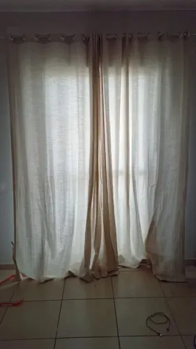 Cortinas bege gaze de linho para sala.