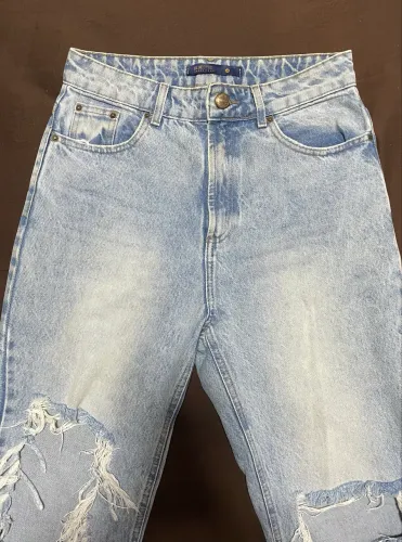 Calça reta jeans liso com puídos renner