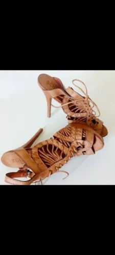 Sandália Schütz Couro Marrom - Elegância e Conforto!