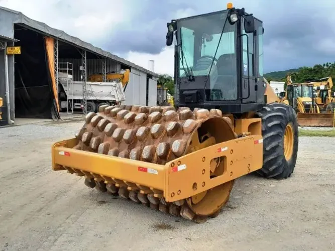 Rolo Compactador Vibratório, marca Caterpillar, modelo CP533E, ano 2013