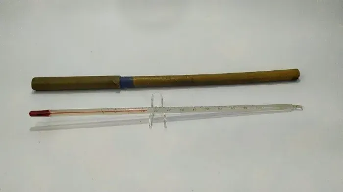 ANTIGO TERMÔMETRO INDUSTRIAL marca APOLO, protegido por embalagem de papelão.