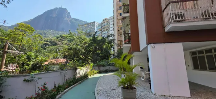 Apartamento no Humaitá condomínio com serviços