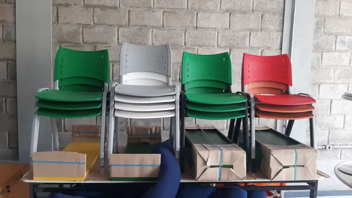 Cadeiras escolares coloridas e empilháveis