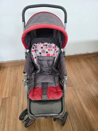 Carrinho de Bebê e Cadeira de alimentação, usados porém carrinho bem conservado.