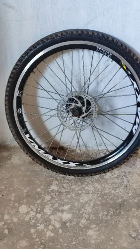 Roda semi nova VMAX , pneu, disco e catraca de macha.