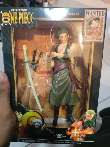 Boneco Zoro na caixa - one piece