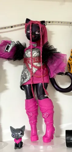 Boneca catty g3 completa monster high - acompanha roupa extra