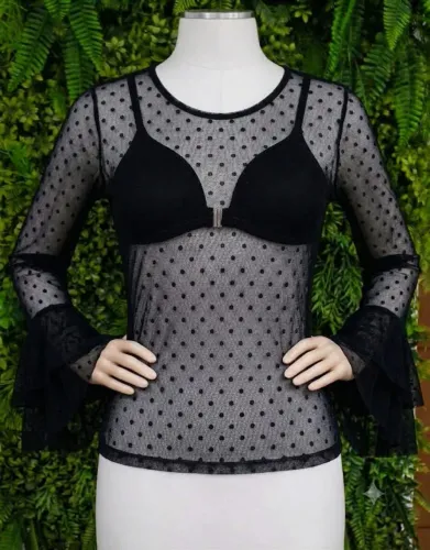 Blusa Tule Transparente Poá: Elegância e Tendência em uma Peça Só!