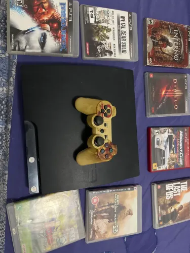 Ps3 com 8 jogos originais, um controle edição especial de god of war ( defeito na fonte)