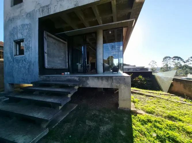 Pilarzinho: Casa em construção com 292 m², 3 suítes e vista para a cachoeira do Parque Tan