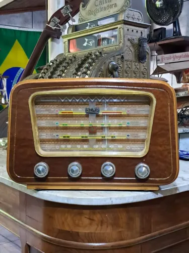 Antigo rádio Semp AC 431- AM valvulado, famoso capelinha