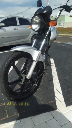 Honda CG Titan ir 2007 prata.