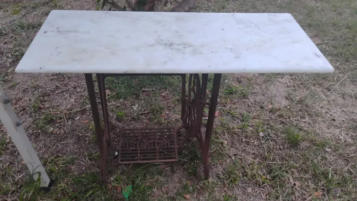 Aparador de ferro com mármore branco