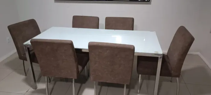 Mesa de Jantar 6 Lugares + Sofá de Couro Espaçoso