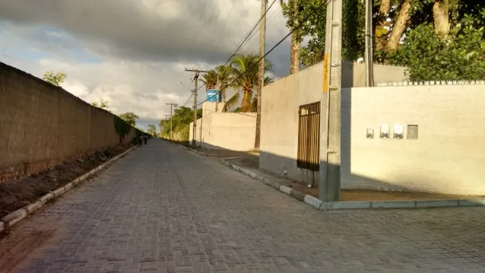Casa compacta com piscina, localização privilegiada no KM 13
