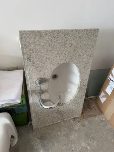 Pia com torneiras para banheiro e lavabo