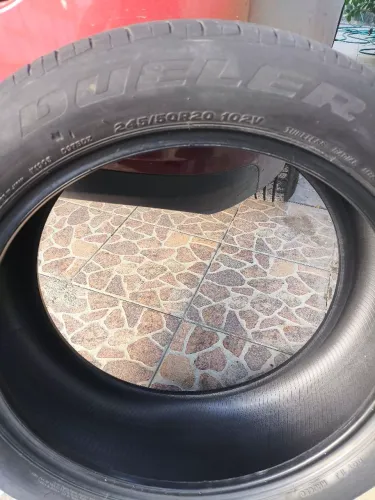 Pneu Bridgestone Dueler, medida 245/50 R20, em ótimo estado de conservação.