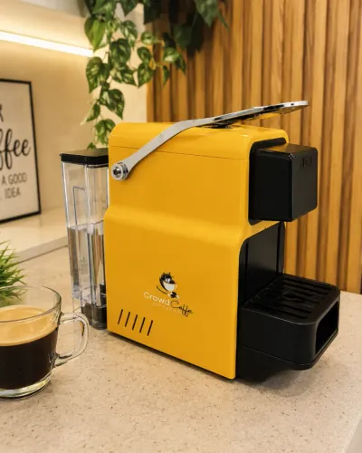 Máquina de Café Espresso em Cápsula - Crowd Coffee (Amarela) + conjunto de xícaras de café