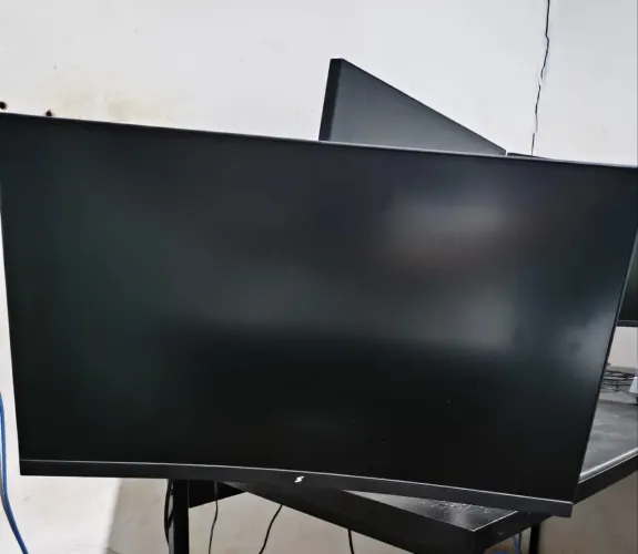 KIT 3 MONITORES GAMER 165HZ + 3 BRAÇOS ARTICULADOS