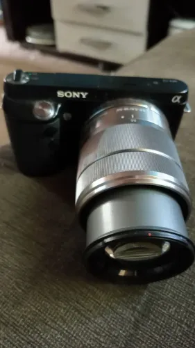 Câmera NEX-F3 + LENTE SONY OSS<br><br>Parcela e negócia ?