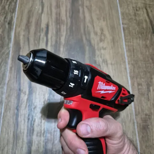 Furadeira/Parafusadeira de Impacto Milwaukee 12V 2408-259N