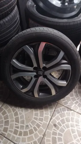 Jogo de rodas com pneus aro 17 (Fiat)