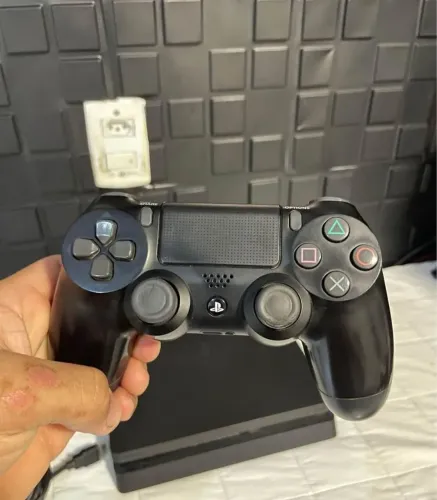 PS4 com um controle