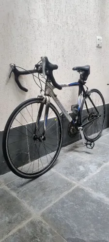 Vendo bike speed Trek carbono Ultegra USA(8kg) pneu zero vai junto pedal clip Look A3.1