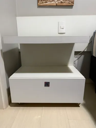Mesa de cabeceira branca com gaveta grande 