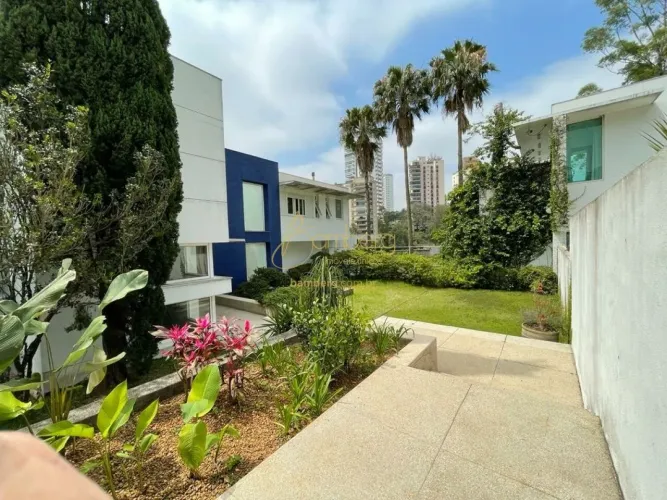 Casa em Condomínio no Morumbi Paineiras 827 m² Construídos | 3 Suítes, Garagem para 8 Carr