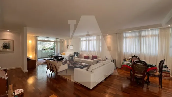 Amplo apartamento em Higienópolis