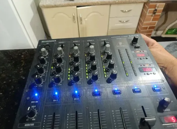 Mixer Dj 4 Canais Djx750 Behringer Estado De Novo 127v