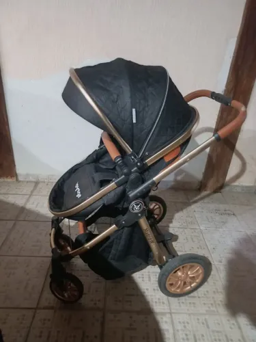 Kit carrinho de bebê com bebê conforto Voyage