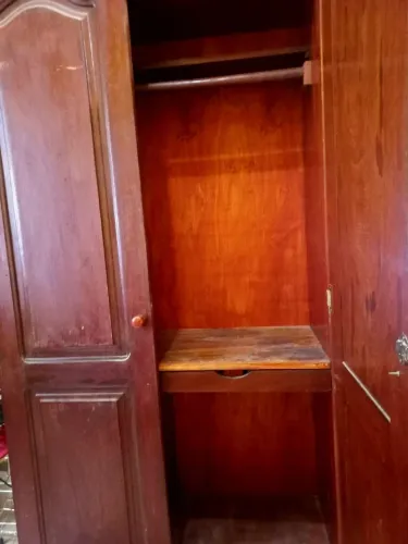 Guarda roupa de madeira angelim