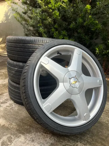 Roda aro 17 Vulcano com pneus Delinte 
